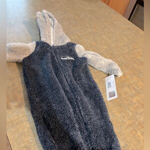 Seahawks baby zip up outfit size 6/9 months brand new with tags.
